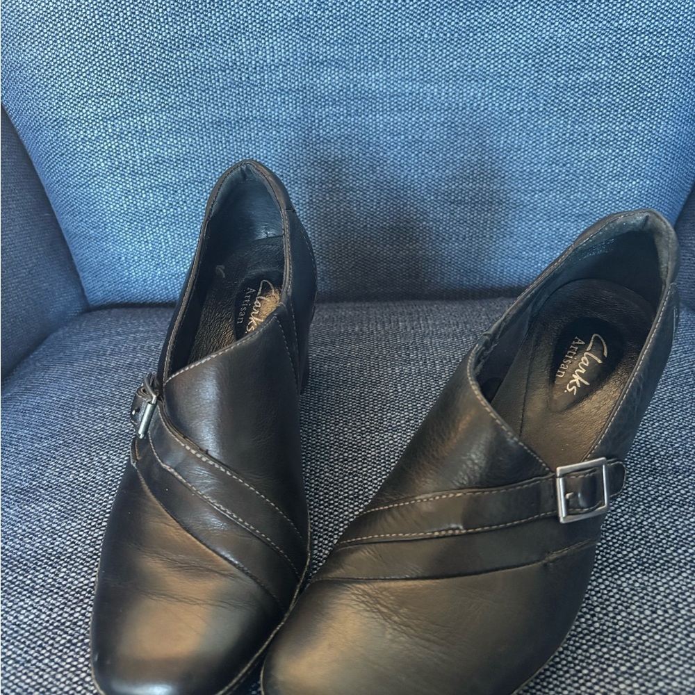 Clark Artisan Women's Black Leather heels/booties